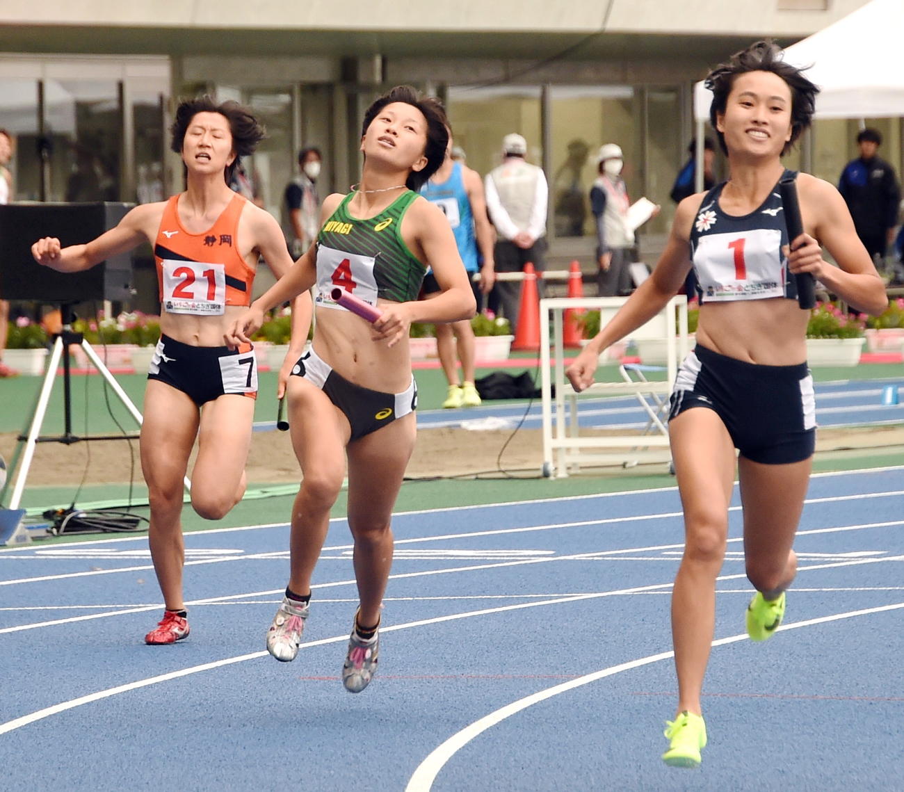2位でフィニッシュし悔しそうな表情を浮かべる4走・浅野（中央）