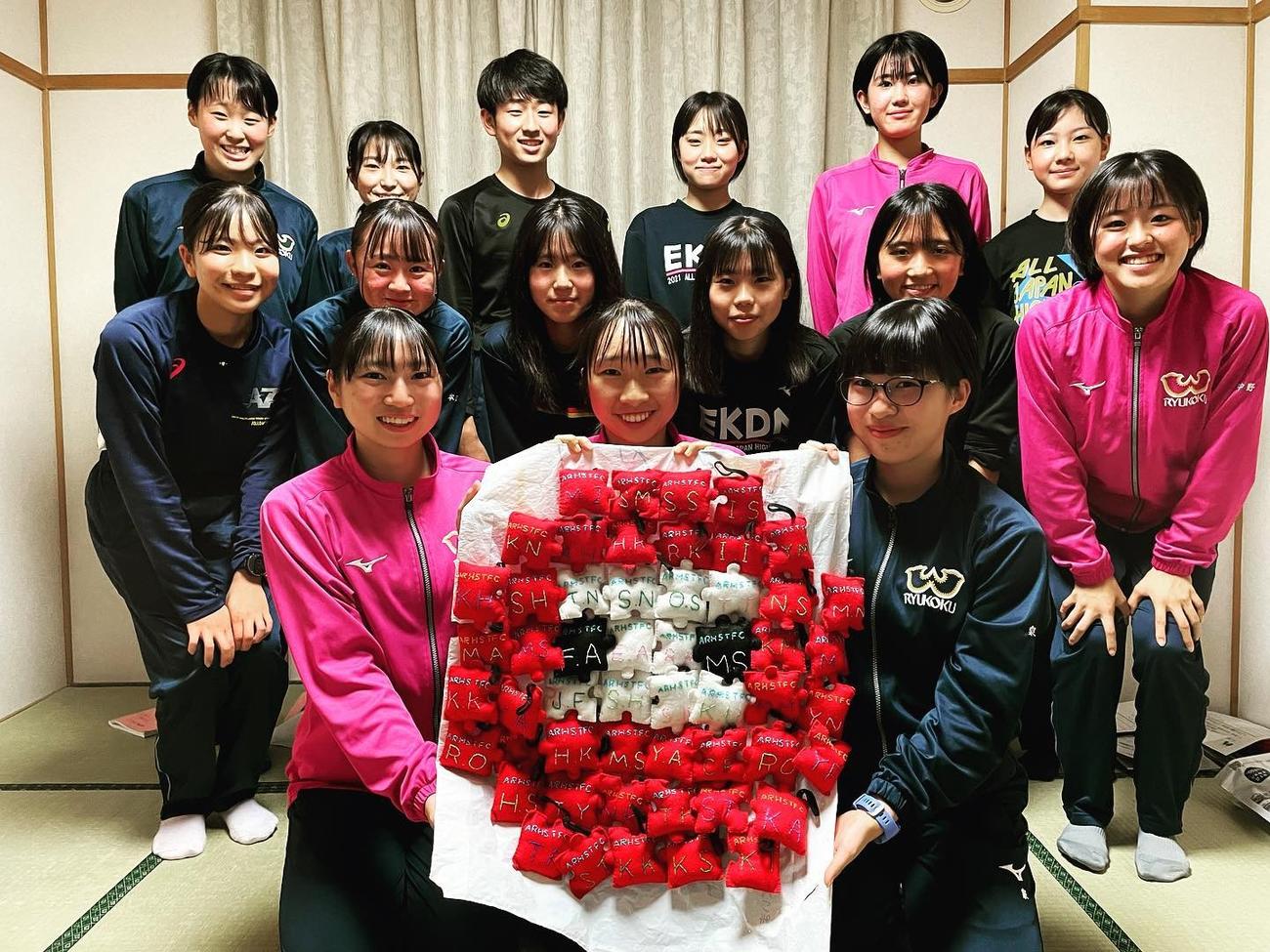 旭川龍谷陸上部のメンバーは、組み合わせるとだるまになるマスコットを作り、お守りにした(同部提供)　