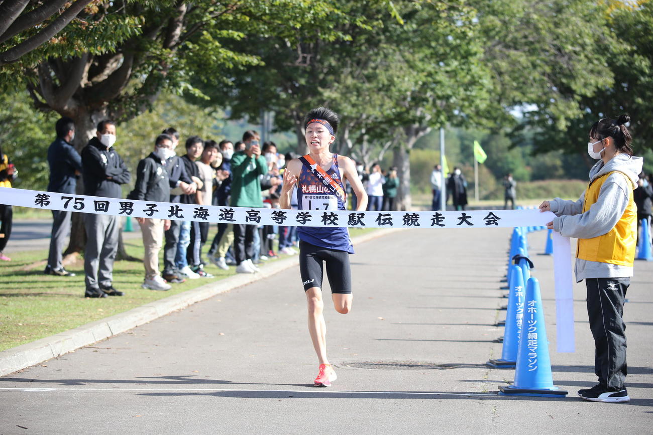 札幌山の手の7走・森は、右手の4本の指を立ててゴールテープを切る(撮影・中島洋尚)　