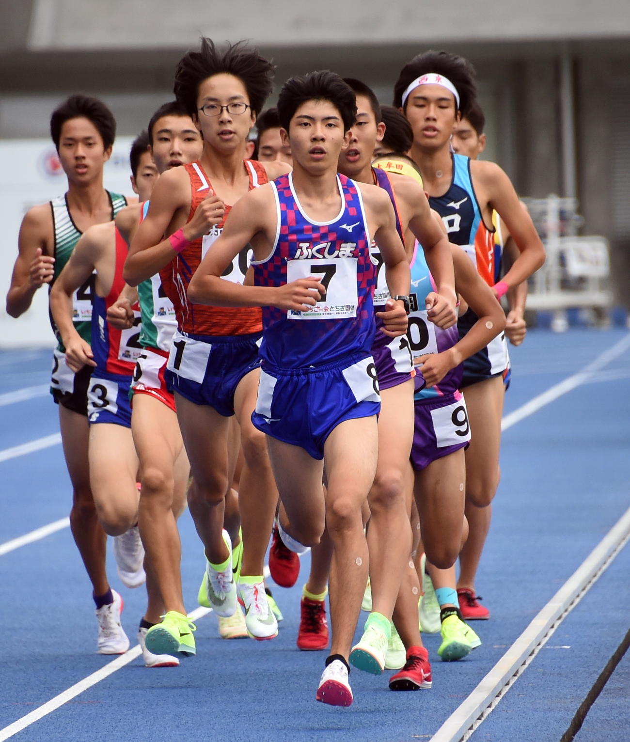 少年男子B3000メートル予選2組で1位通過した福島県・増子（手前）