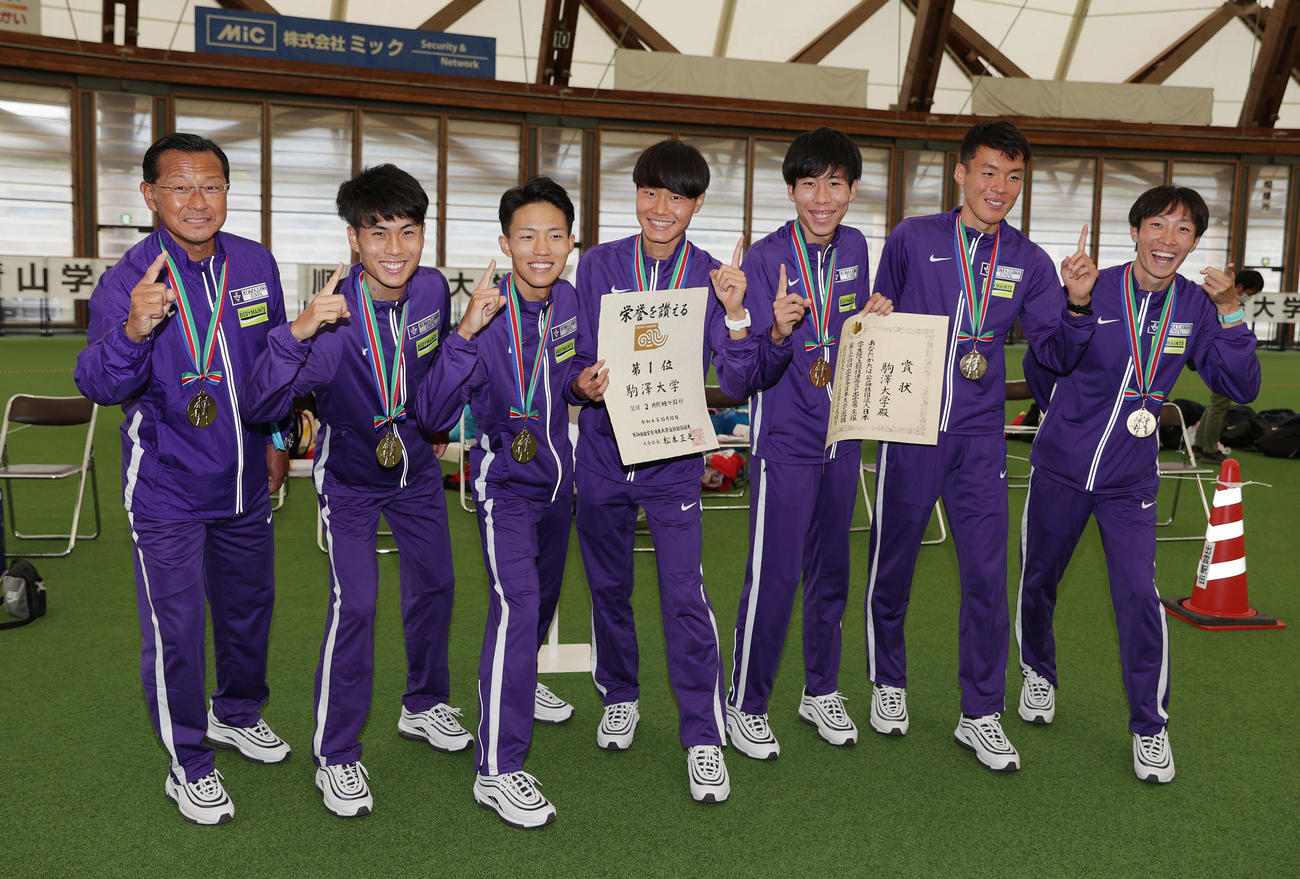 優勝し笑顔でポーズをとる、右から1区花尾、2区佐藤、3区田沢、4区山野、5区安原、6区鈴木、大八木監督（撮影・前田充）