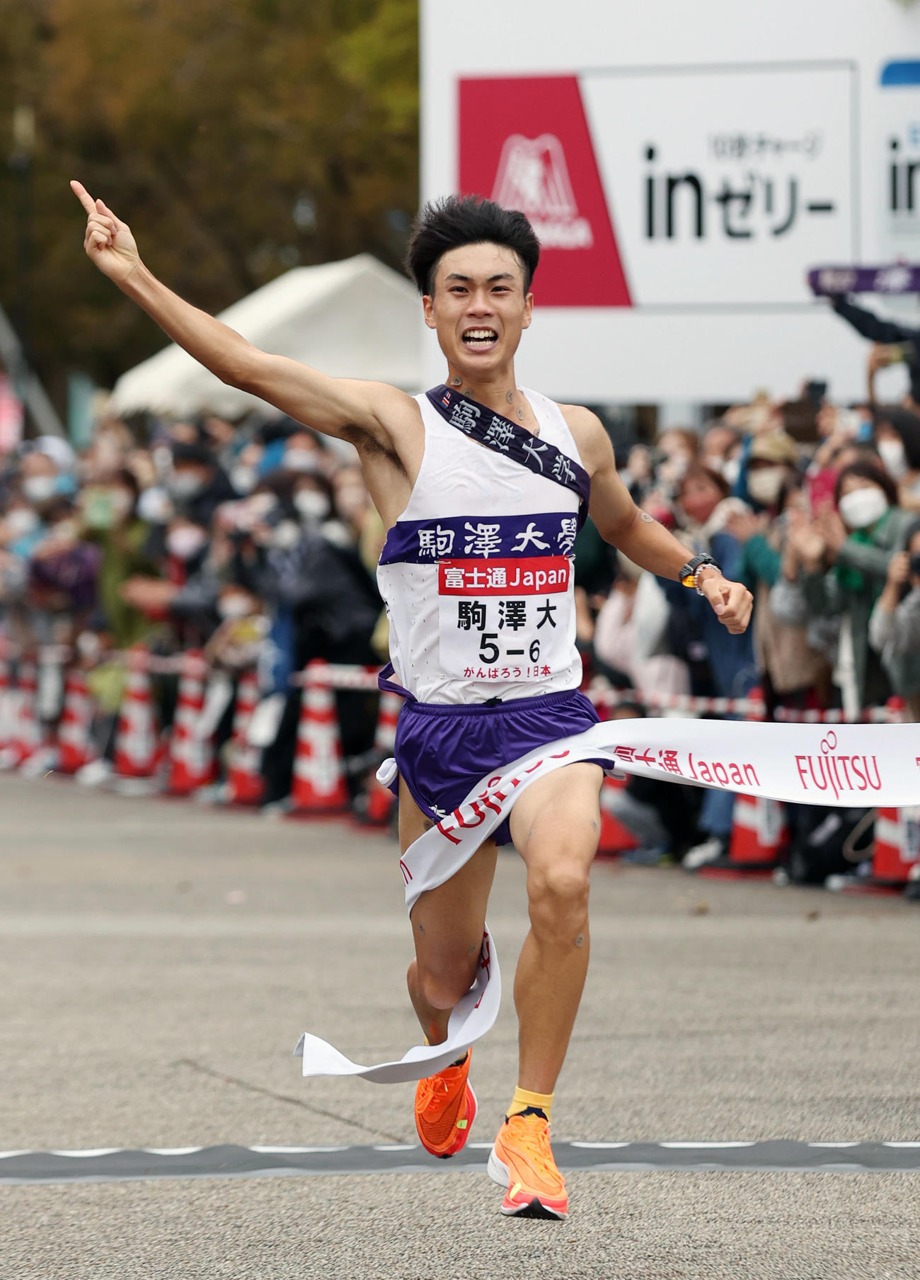 1位でゴールする駒大アンカーの鈴木（撮影・前田充）