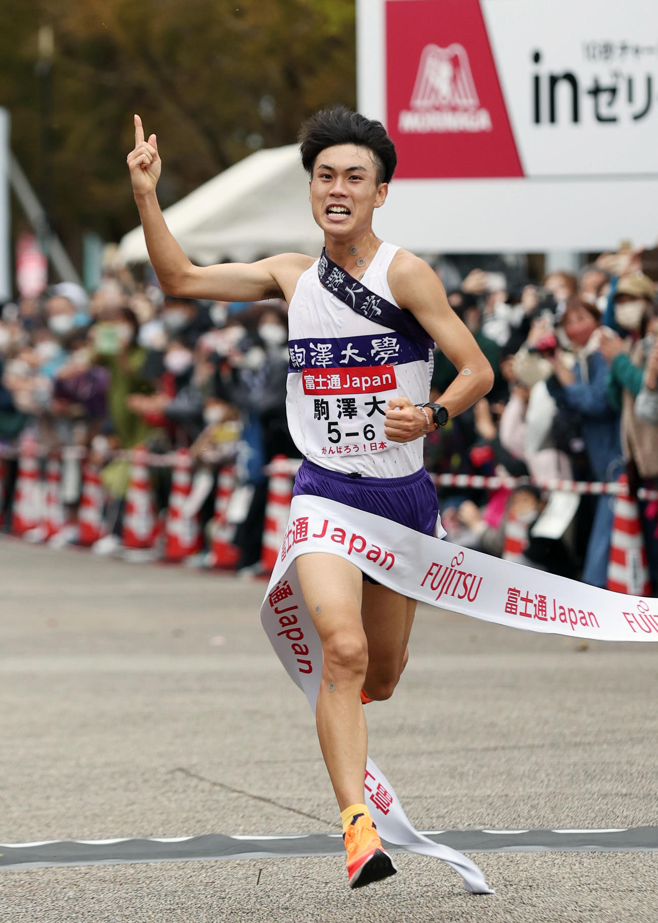 1位でゴールする駒大アンカーの鈴木（撮影・前田充）
