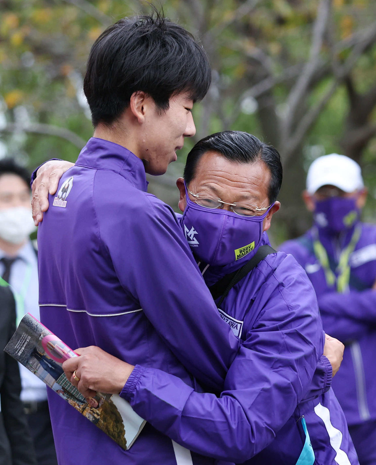 アンカー鈴木のゴールを前に抱き合う駒大3区田沢（左）と大八木監督（撮影・前田充）