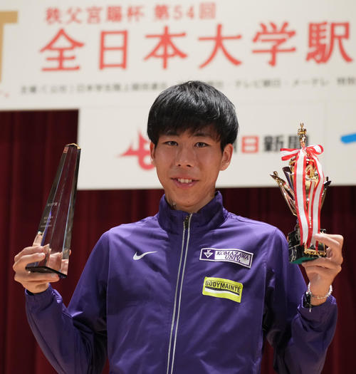 第54回全日本大学駅伝　7区の区間記録賞とMVPトロフィーを手に笑顔を見せる駒沢大・田沢（撮影・森本幸一）