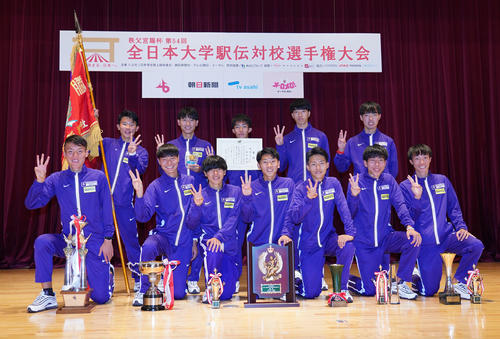 第54回全日本大学駅伝　優勝し笑顔で記念撮影に応じる駒沢大学メンバー（撮影・森本幸一）