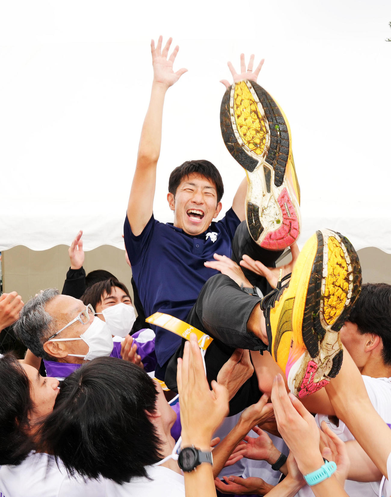 55年ぶりの本大会切符を手にし選手たちから胴上げされる立大・上野監督（中央）（撮影・横山健太）