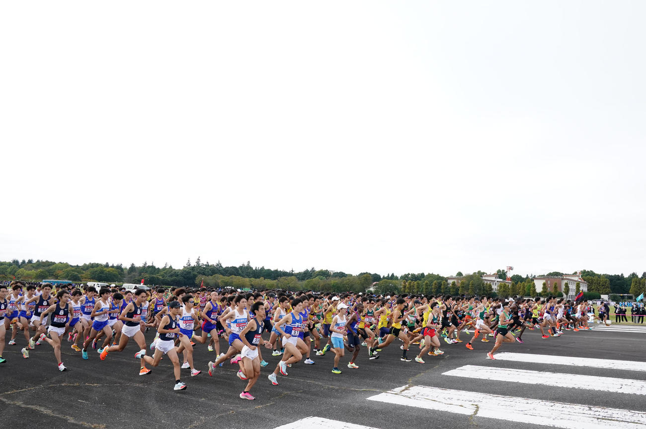 スタートする各大学の選手たち（撮影・横山健太）