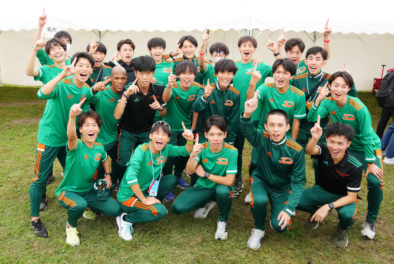 1位で本大会切符を手にし笑顔を見せる大東大の選手たち（撮影・横山健太）