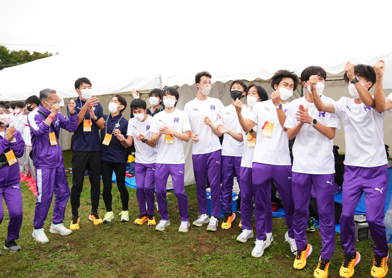 55年ぶりの本大会切符を手にし歓喜する立大の選手たち（撮影・横山健太）