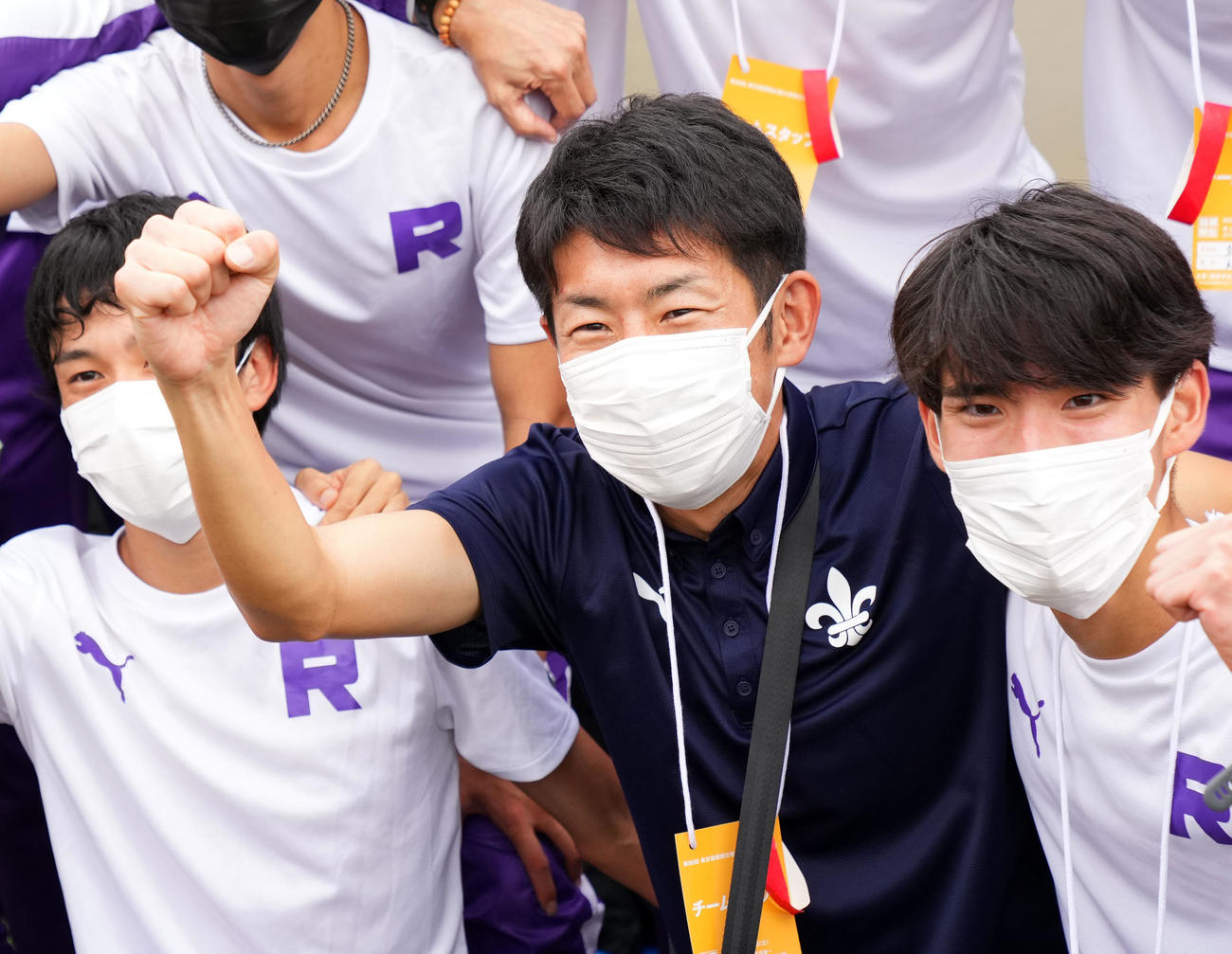 55年ぶりの本大会切符を手にしガッツポーズする立大・上野監督（中央）（撮影・横山健太）