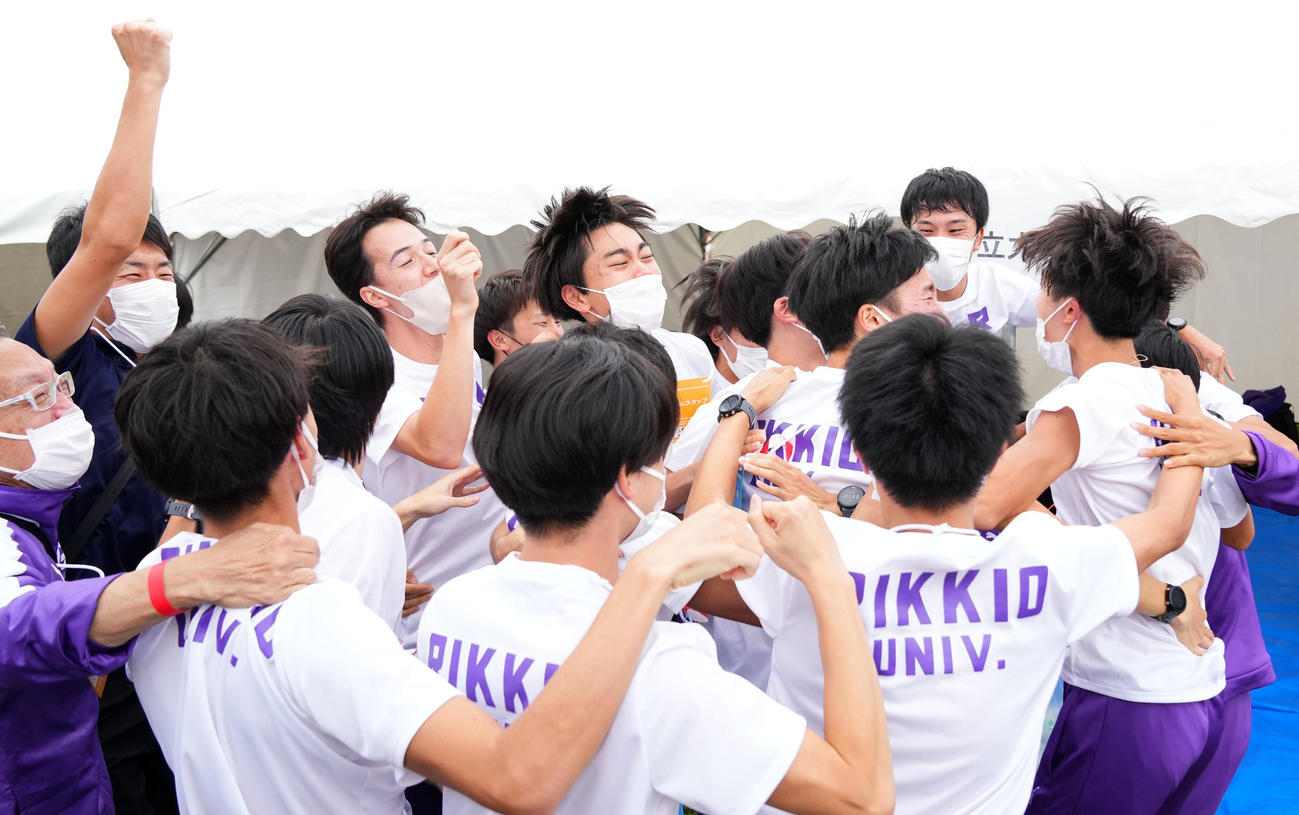 55年ぶりの本大会切符を手にし歓喜する立大の選手たち（撮影・横山健太）