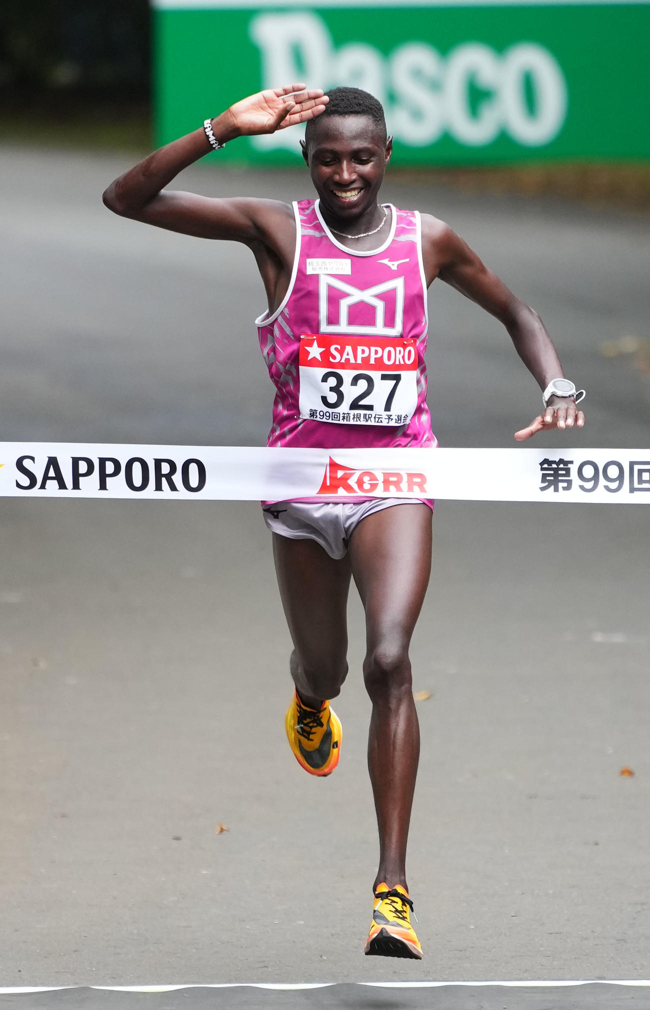 全体トップでゴールする武蔵野学院大・ワンジル（撮影・横山健太）
