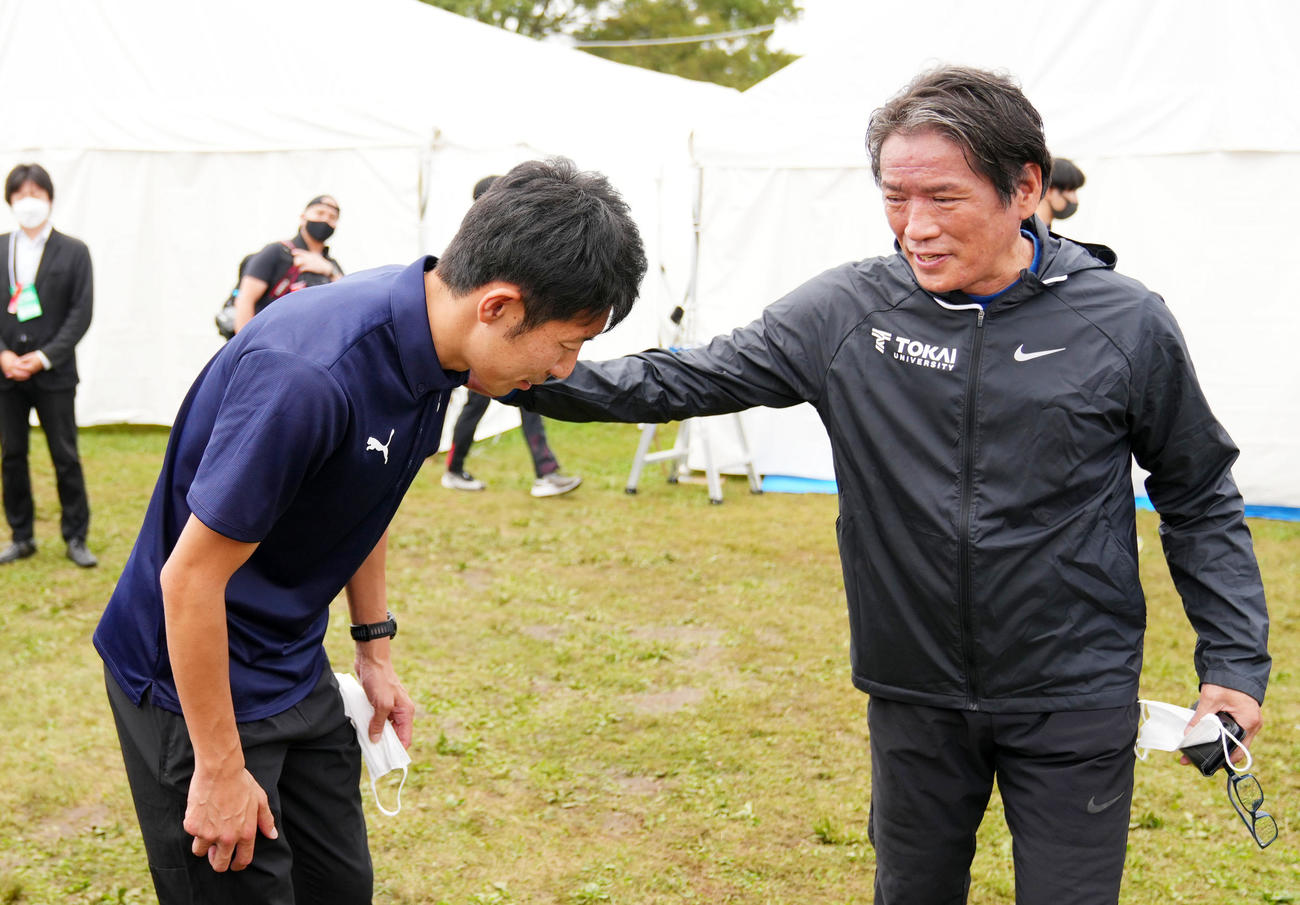 レースを終え、立大・上野監督（左）に声をかける東海大・両角監督（撮影・横山健太）