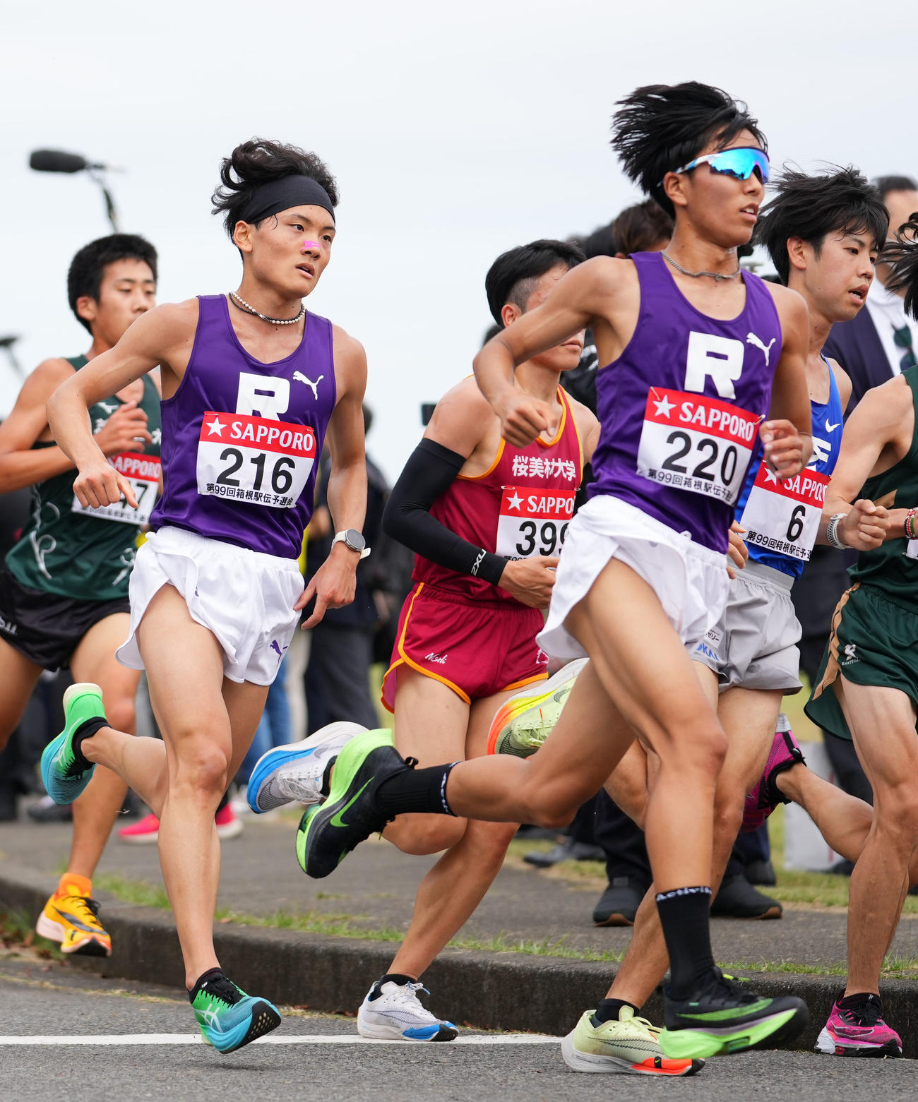 力走する立大・服部（左）と山本（撮影・横山健太）