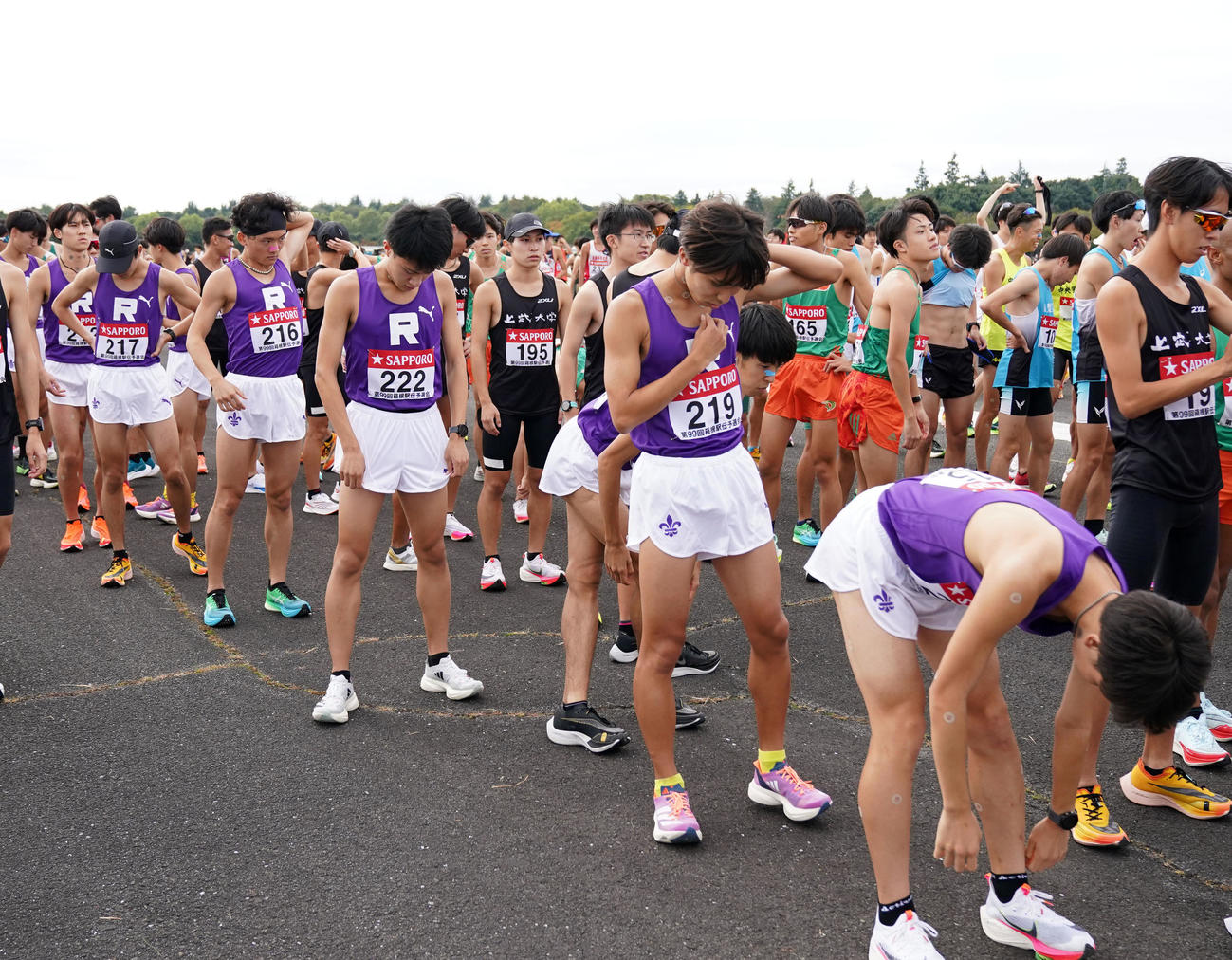スタートの準備をする立大の選手たち（撮影・横山健太）