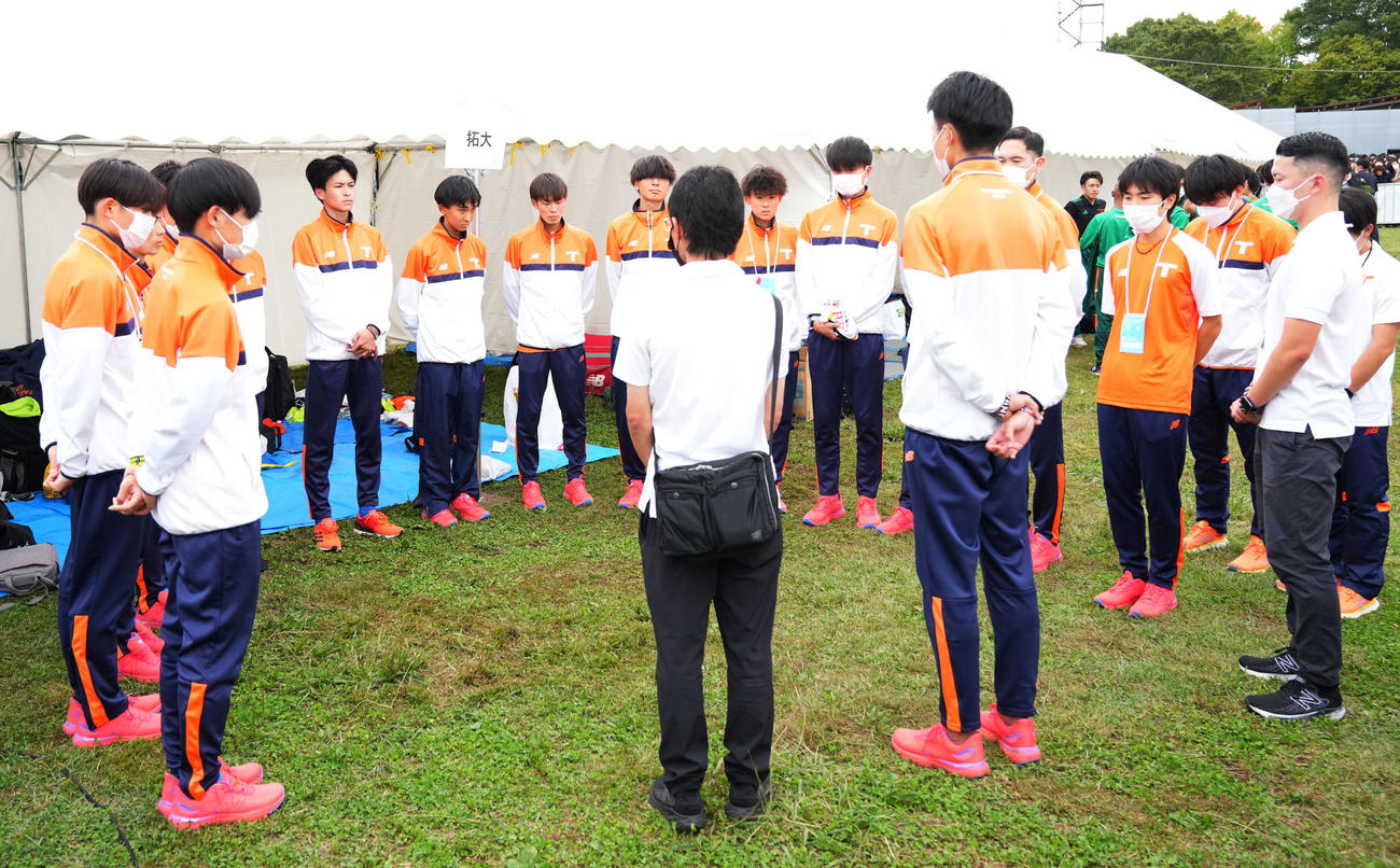 18位となり肩を落とす拓大の選手たち（撮影・横山健太）