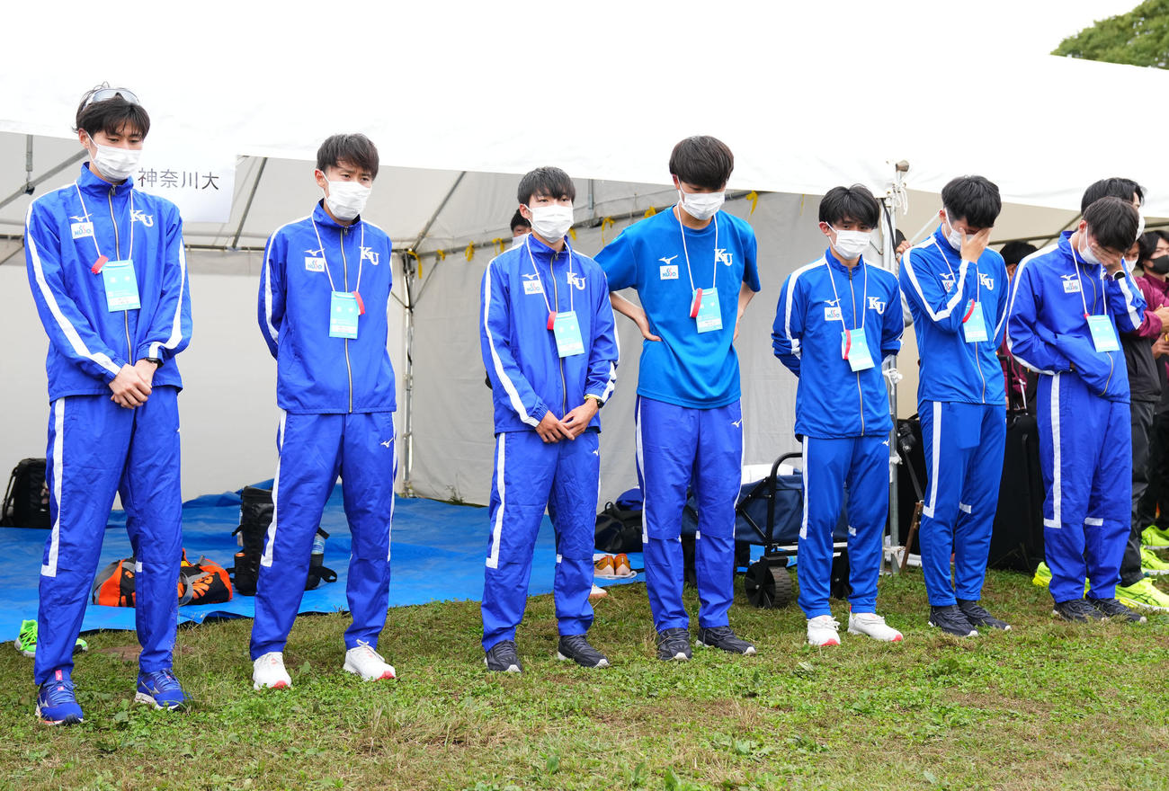 11位となり肩を落とす神奈川大の選手たち（撮影・横山健太）
