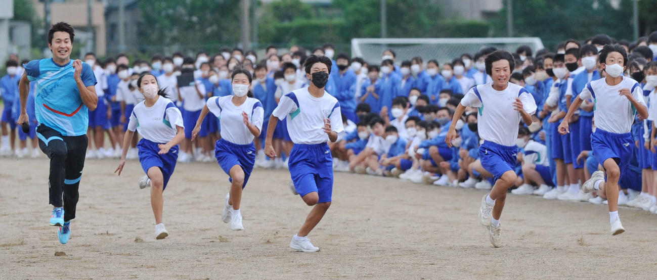 磐田竜洋中の生徒と競走する飯塚（左端）　