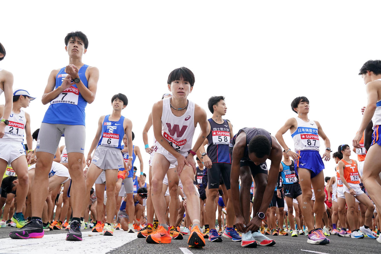 スタートの準備をする各大学の選手たち（撮影・横山健太）