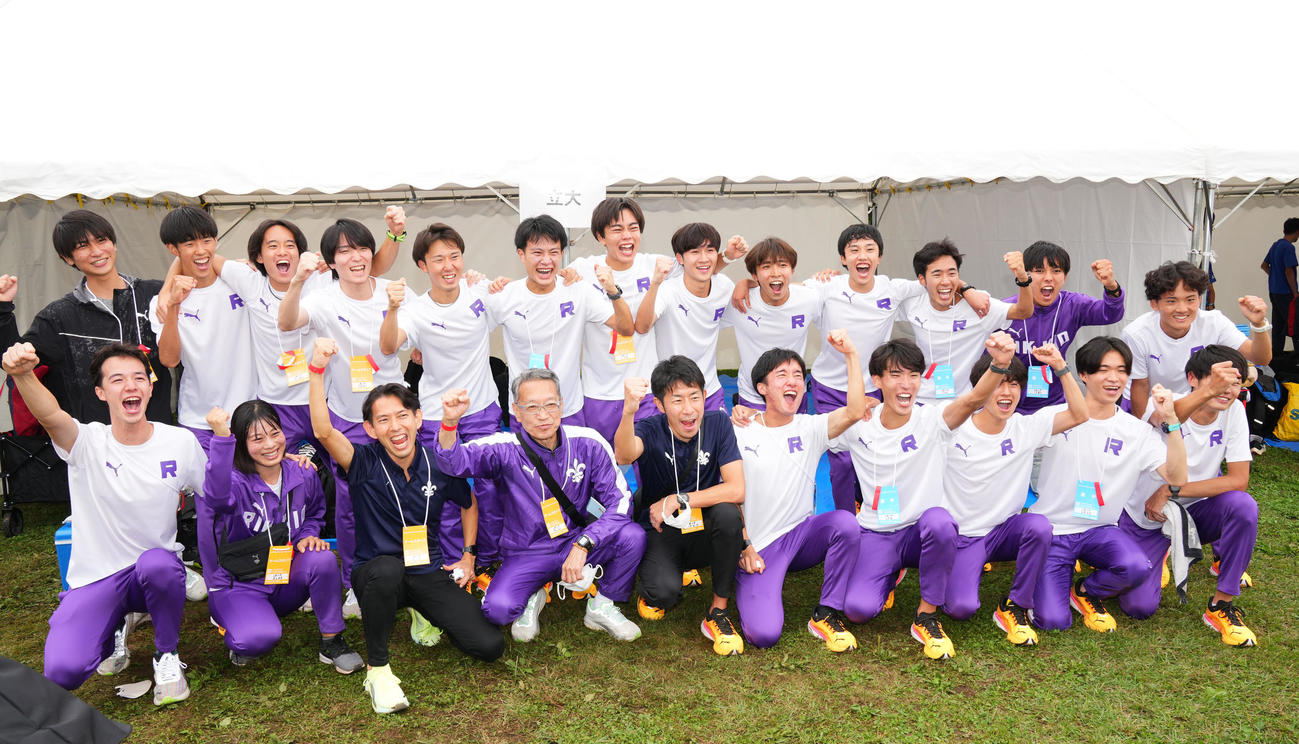 55年ぶりの本大会切符を手にし歓喜する立大の選手たち（撮影・横山健太）