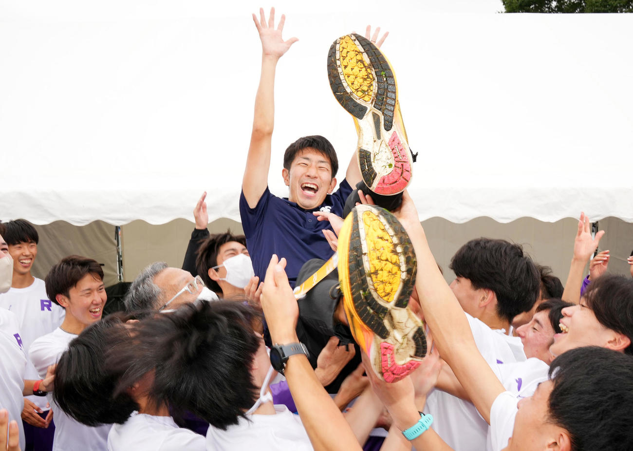 55年ぶりの本大会切符を手にし選手たちに胴上げされる立大・上野監督（中央）（撮影・横山健太）