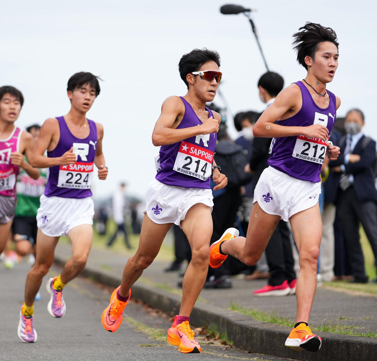 力走する、左から立大・吉屋、忠内、内田（撮影・横山健太）