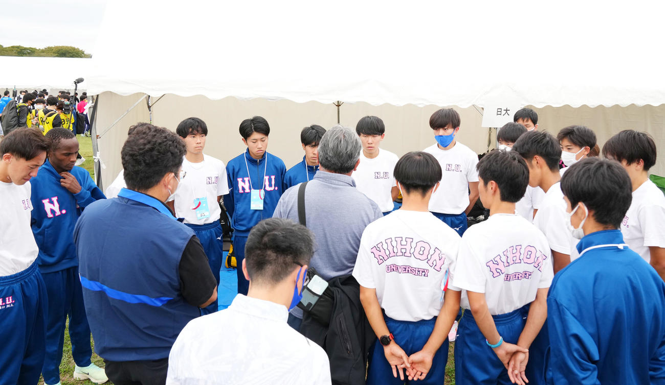 13位となり肩を落とす日大の選手たち（撮影・横山健太）