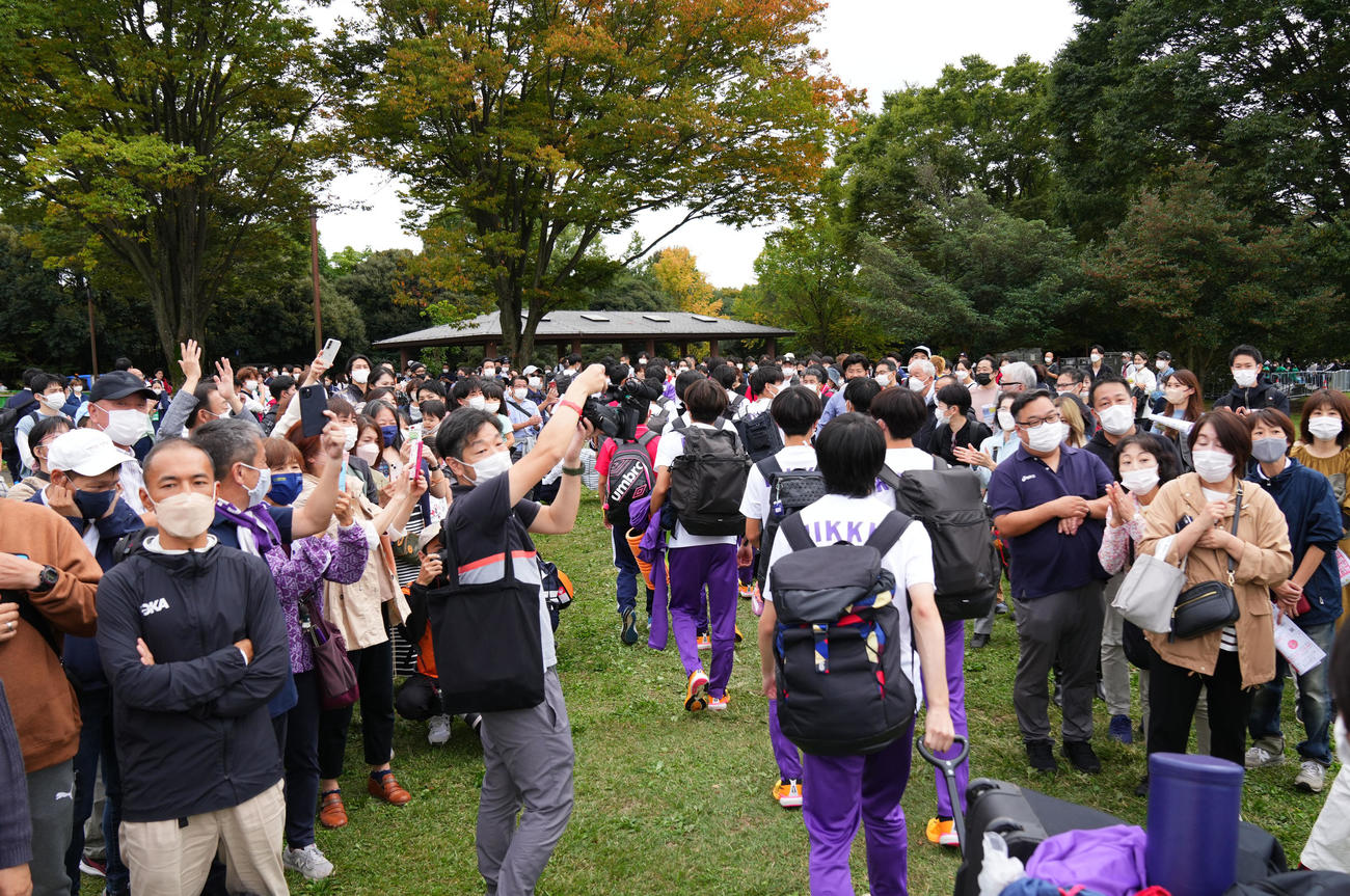 拍手を受けながら会場を後にする立大の選手たち（撮影・横山健太）