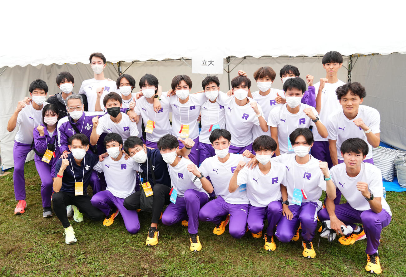 55年ぶりの本大会切符を手にし歓喜する立大の選手たち（撮影・横山健太）