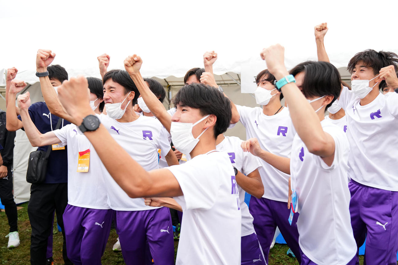 55年ぶりの本大会切符を手にし歓喜する立大の選手たち（撮影・横山健太）
