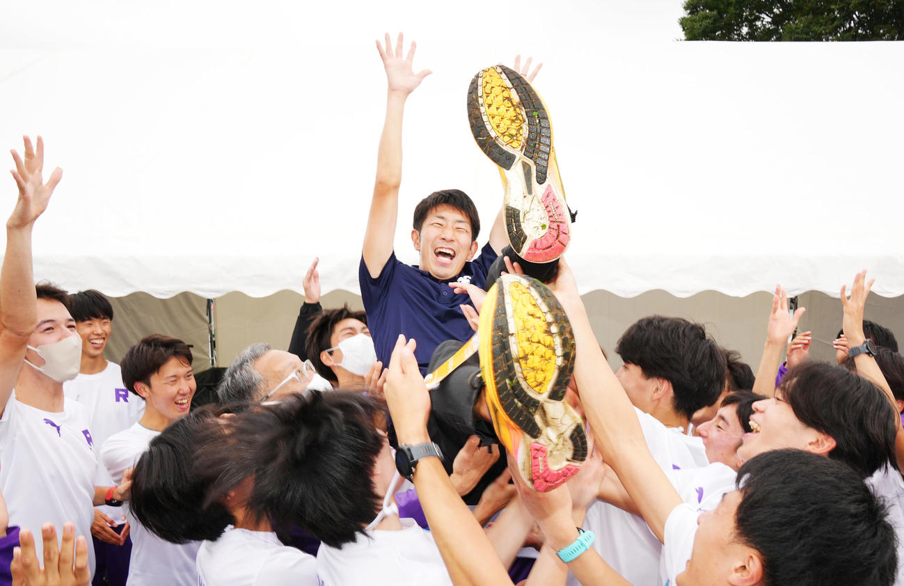 55年ぶりの本大会切符を手にし選手たちから胴上げされる立大・上野監督（中央）（撮影・横山健太）