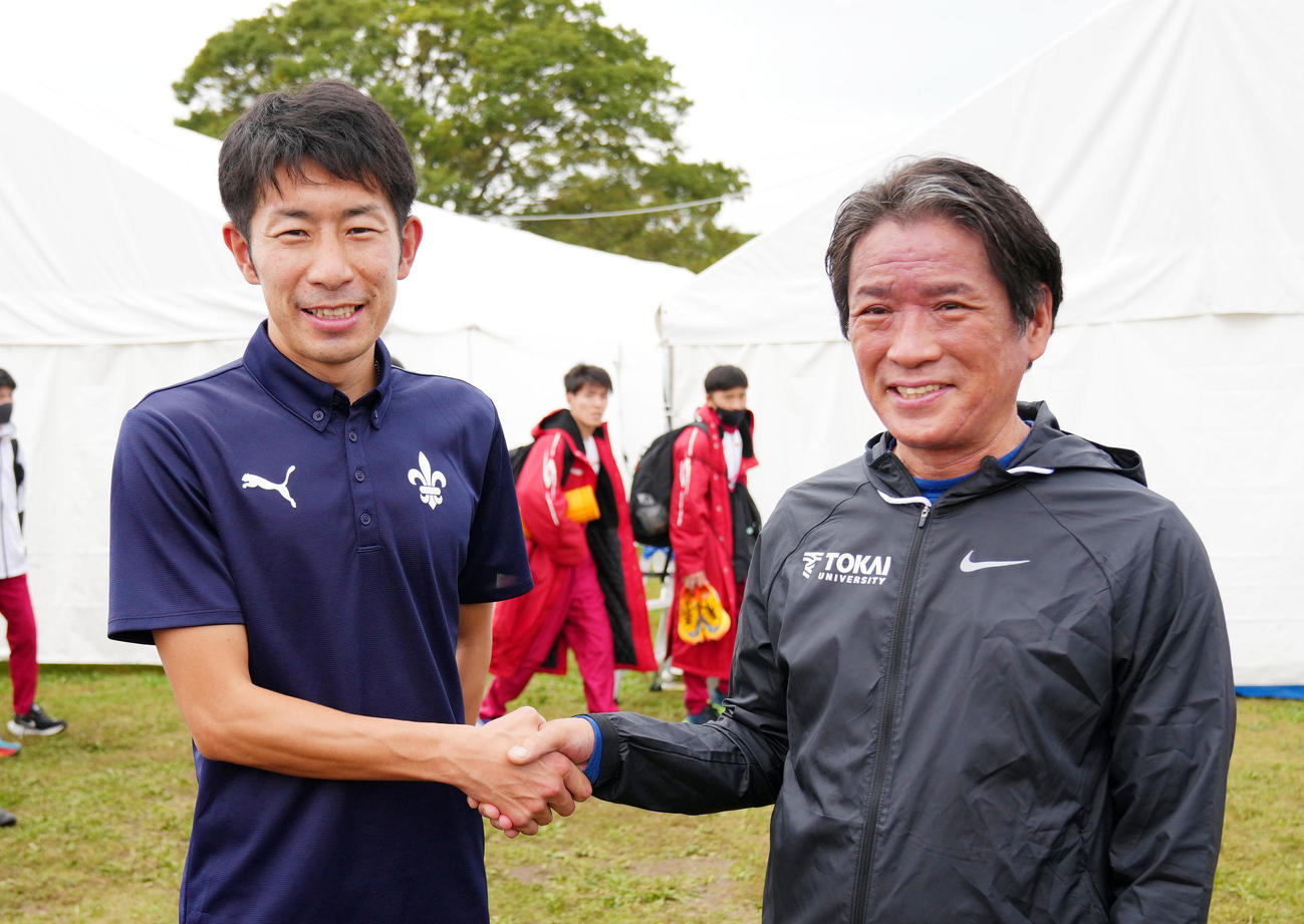 レースを終え握手を交わす立大・上野監督（左）と東海大・両角監督（撮影・横山健太）