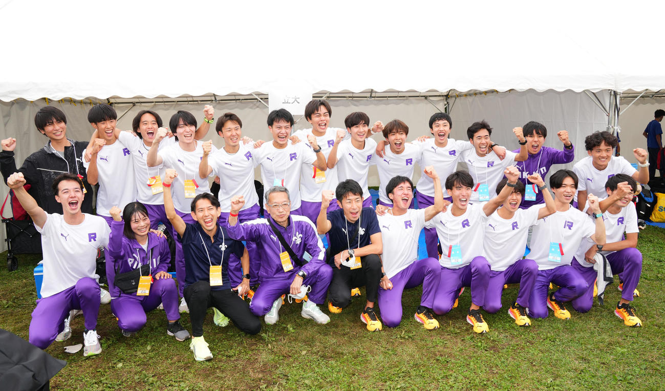 55年ぶりの本大会切符を手にし歓喜する立大の選手たち（撮影・横山健太）