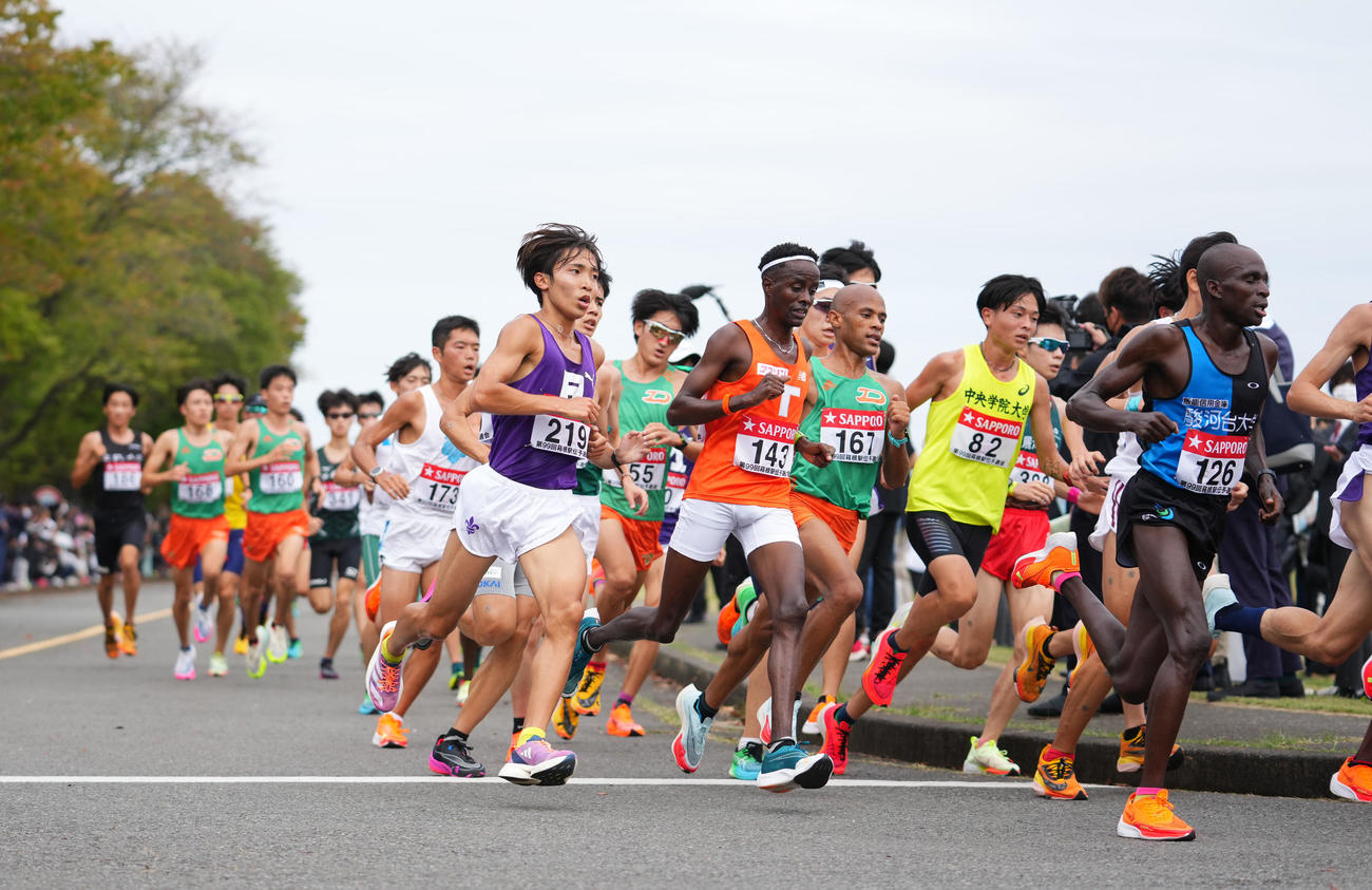 箱根駅伝予選会で力走する選手たち（撮影・横山健太）