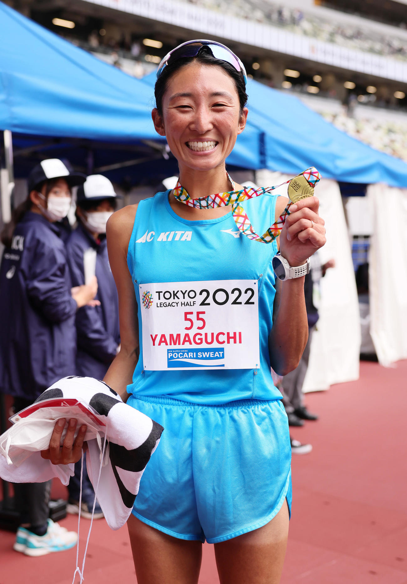 女子日本人トップの3位でゴールし、メダルを手に笑顔を見せる山口（撮影・足立雅史）