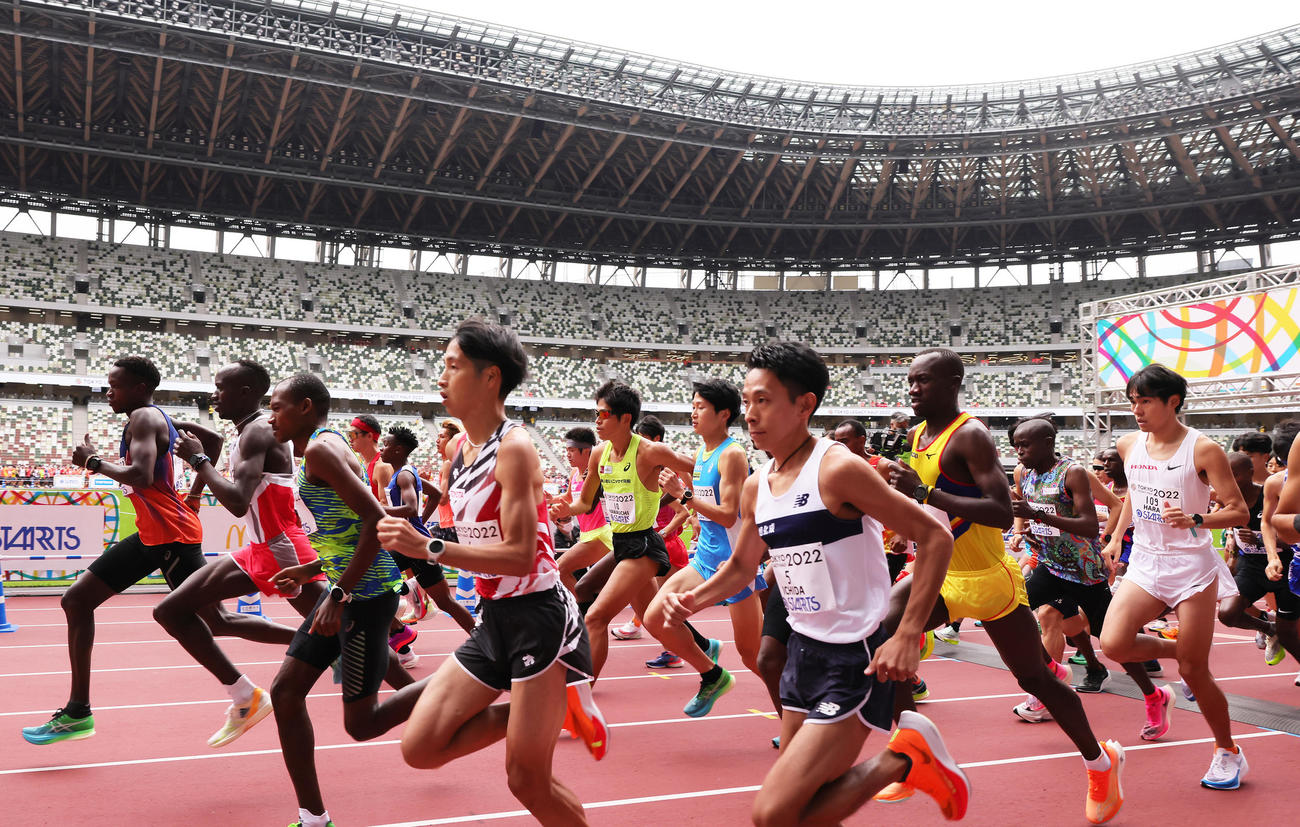 国立競技場をスタートするランナーたち。中央左は川内（撮影・足立雅史）