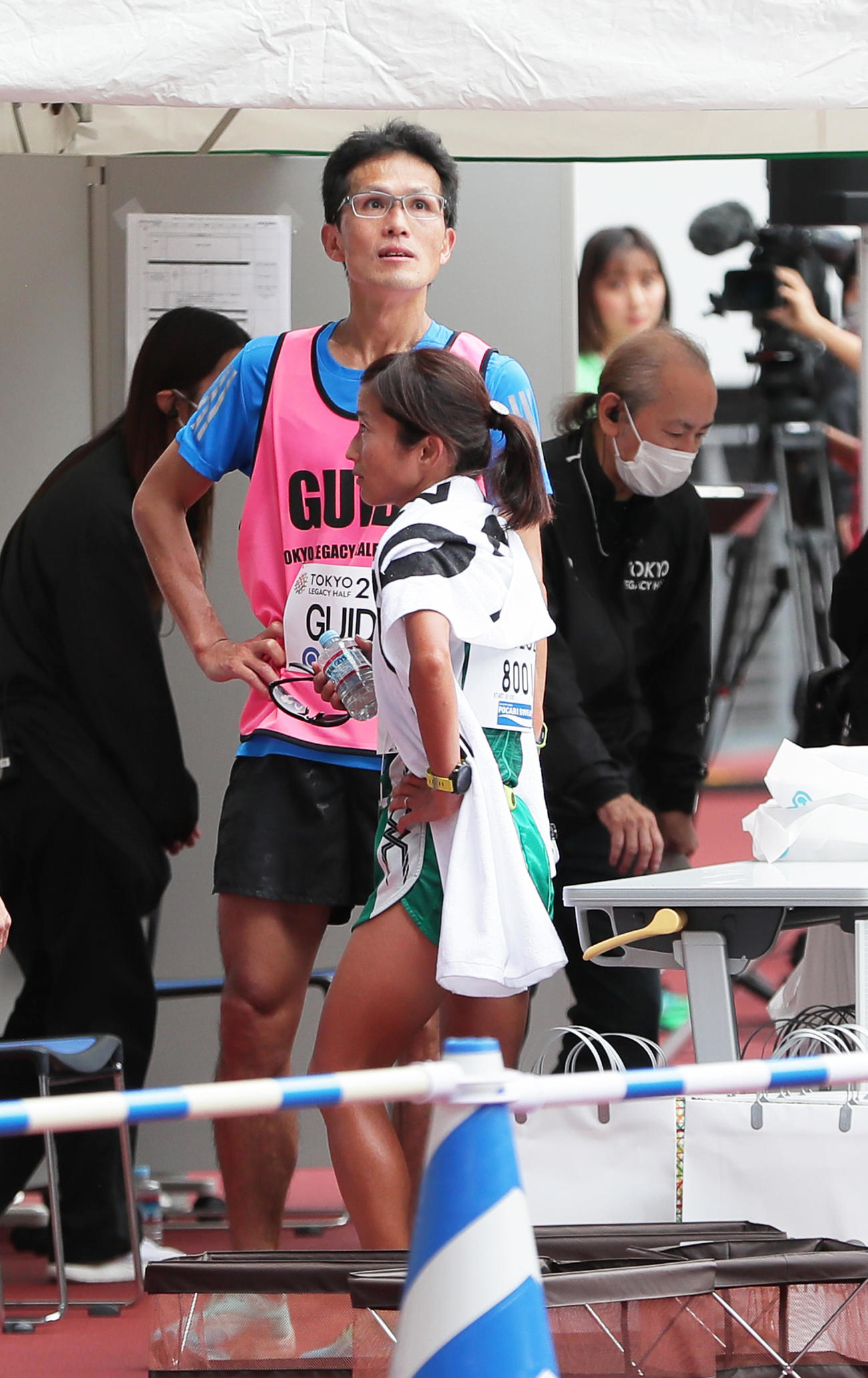 パラアスリート女子のレースを終えた道下（手前）とガイドランナーの志田氏（撮影・足立雅史）