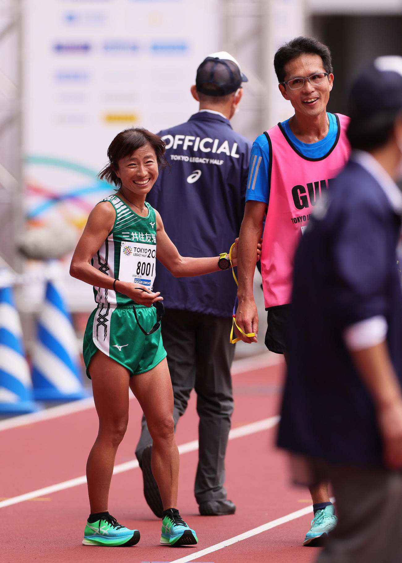 パラアスリート女子のゴール後、笑顔を見せる道下（左）とガイドランナーの志田氏（撮影・足立雅史）