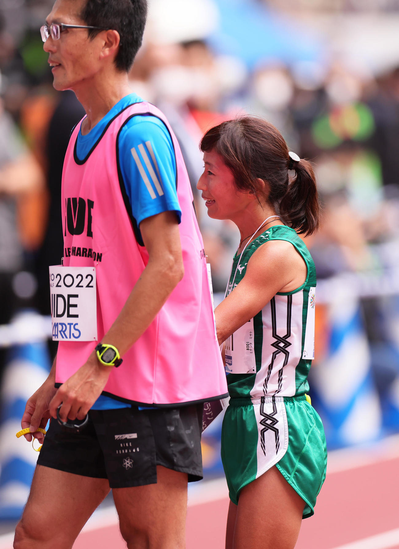 女子のゴール後の道下（右）。左はガイドランナーの志田氏（撮影・足立雅史）