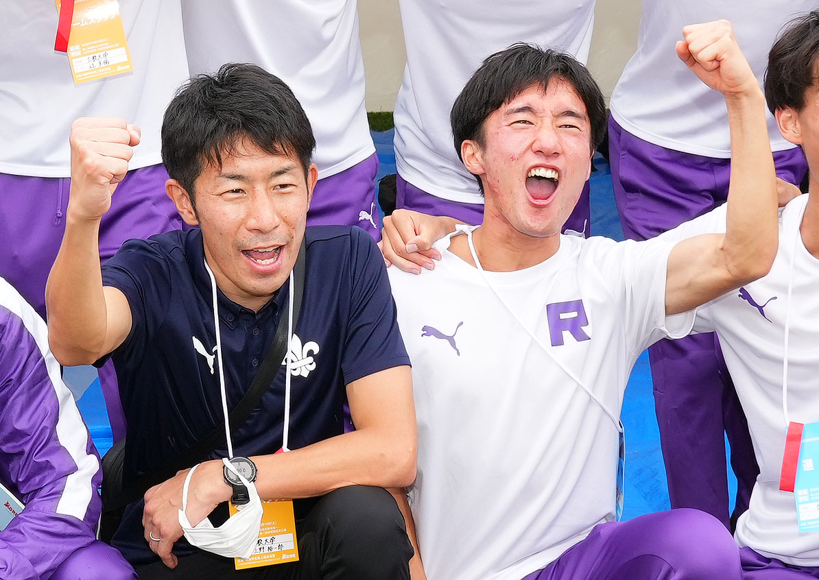 55年ぶりの本大会切符を手にしガッツポーズする立大・上野監督（左）と金城主将（2022年10月15日撮影）
