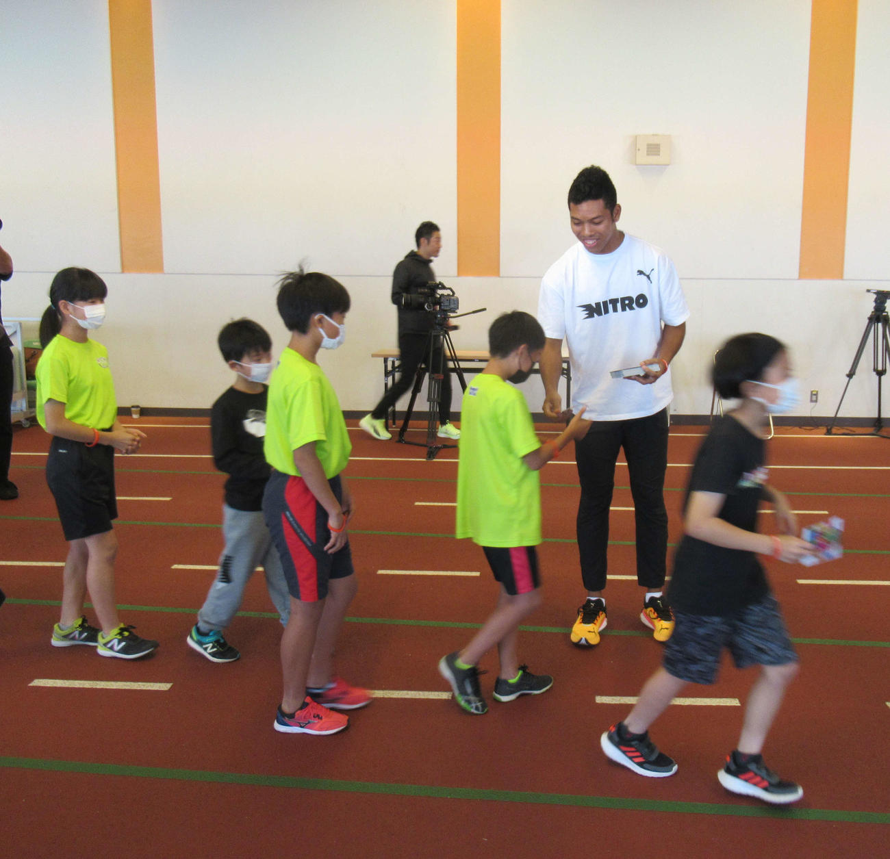 サニブラウンは、子どもたち1人1人にポストカードを手渡した（撮影・益田一弘）