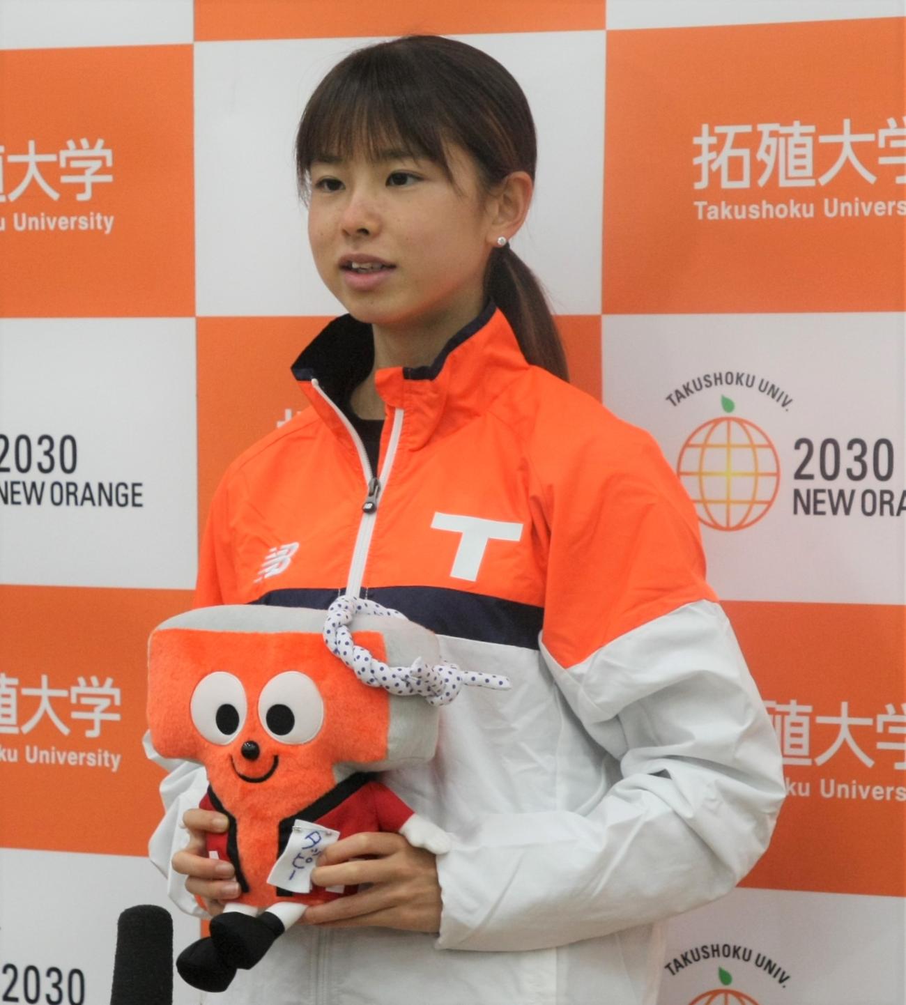 「第40回全日本大学女子駅伝」壮行会後、拓大マスコットキャラクター「タッピー」のぬいぐるみを持ちながら取材に応じる不破（撮影・藤塚大輔）