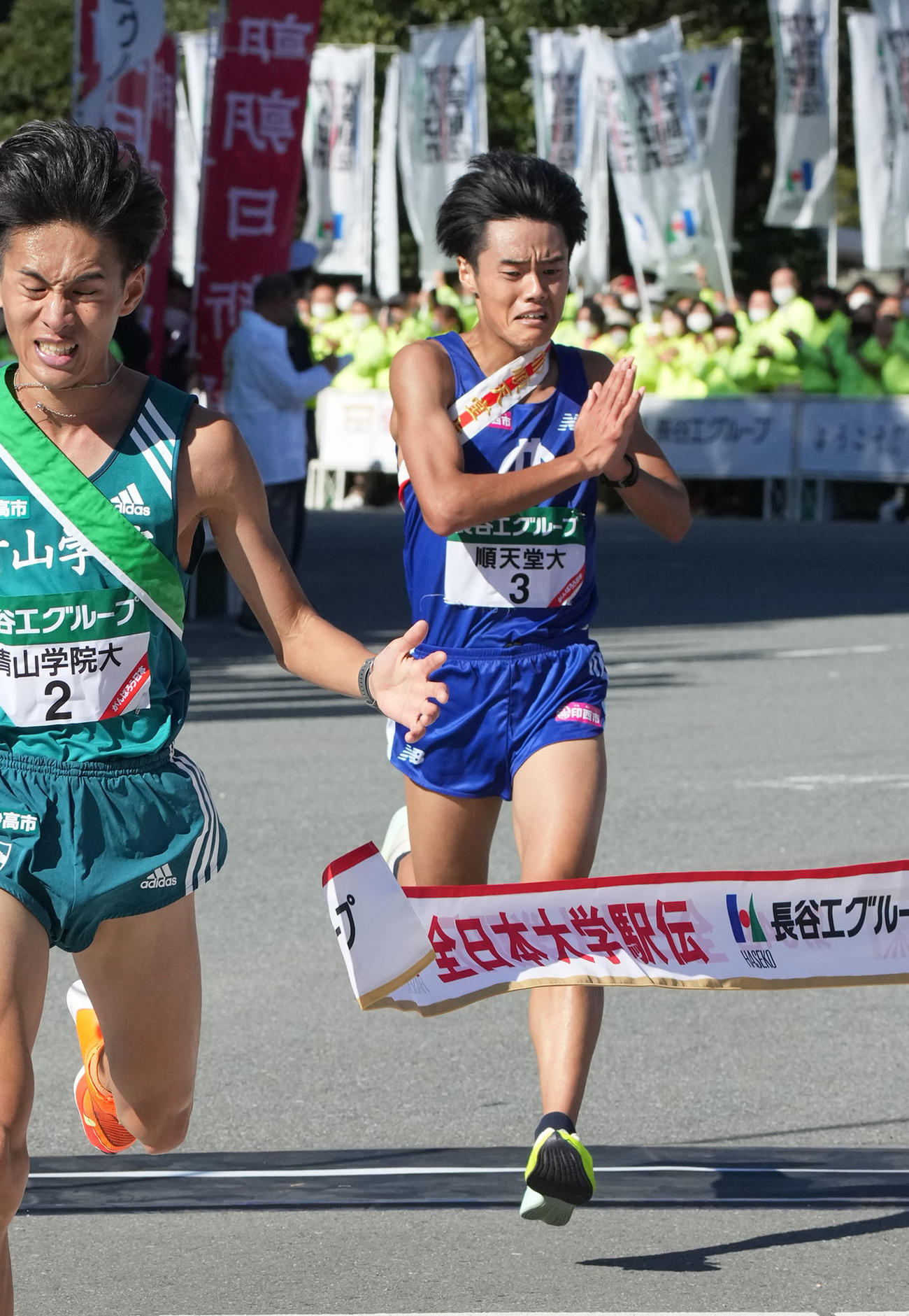 第54回全日本大学駅伝　4位でゴールする順天堂大学・四釜（右）（撮影・森本幸一）
