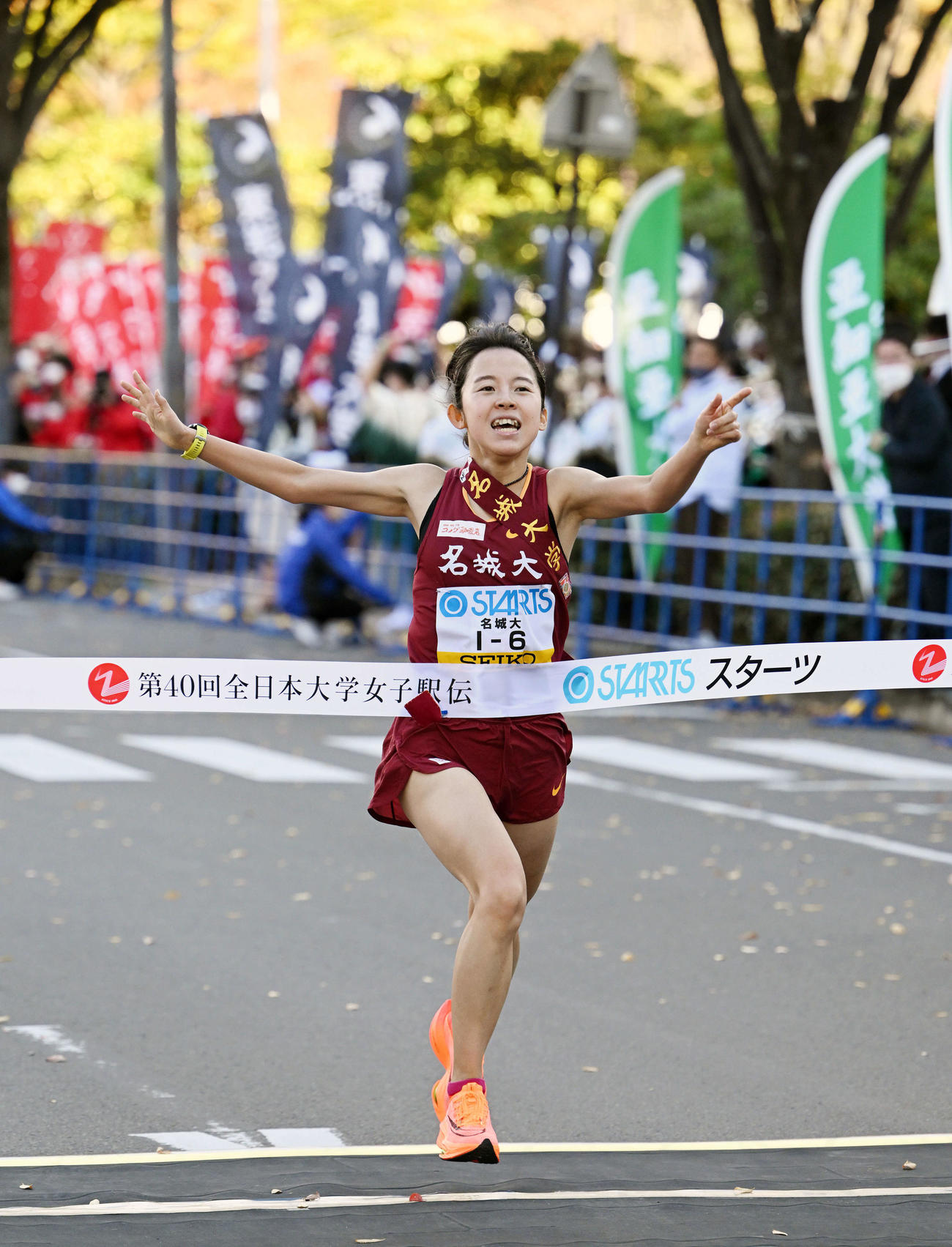 優勝を決め両手を上げゴールする名城大・増渕（撮影・滝沢徹郎）
