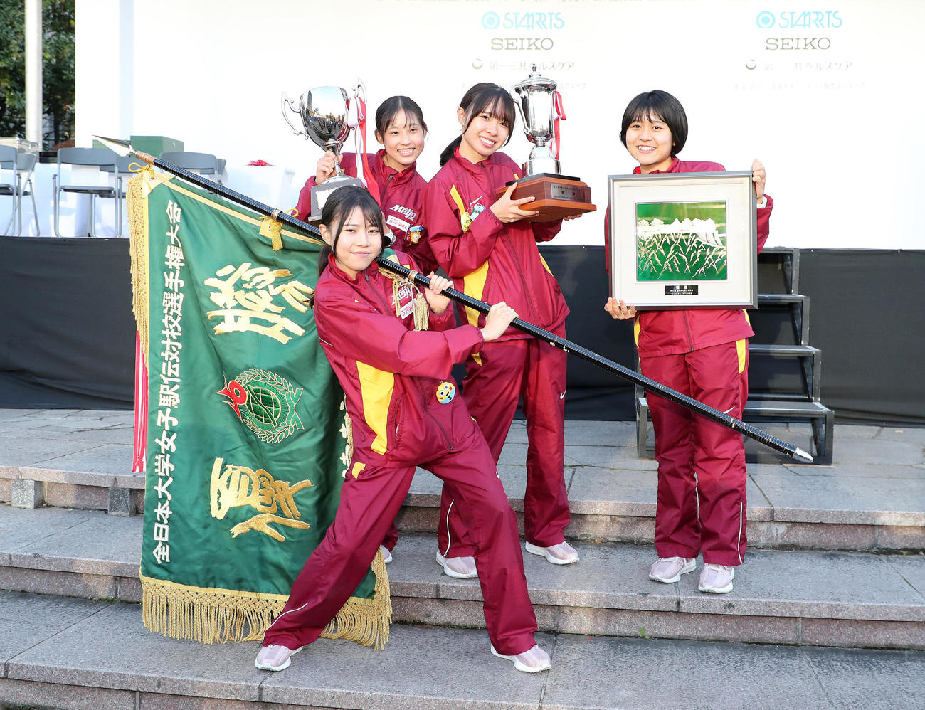 6連覇し優勝旗を担ぐ名城大・小林。後方左から荒井、山本、市川（撮影・鈴木正人）