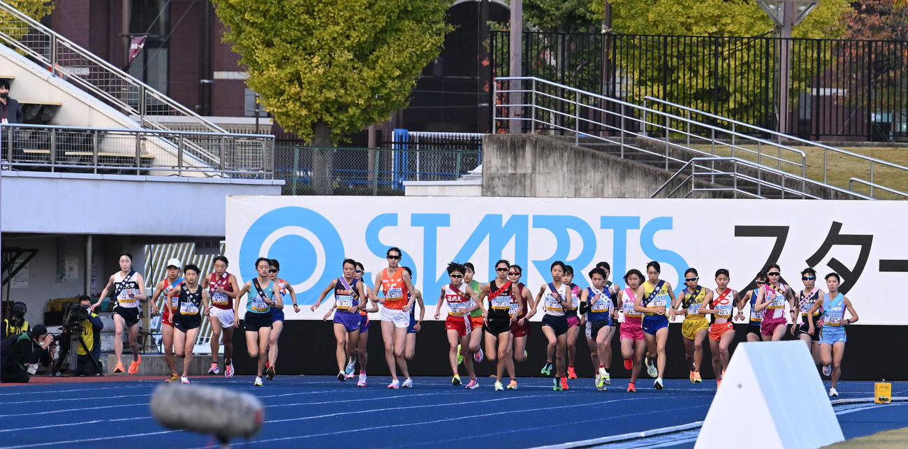 スタートする各大学の選手たち（撮影・滝沢徹郎）