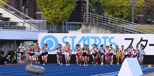 スタートする各大学の選手たち（撮影・滝沢徹郎）