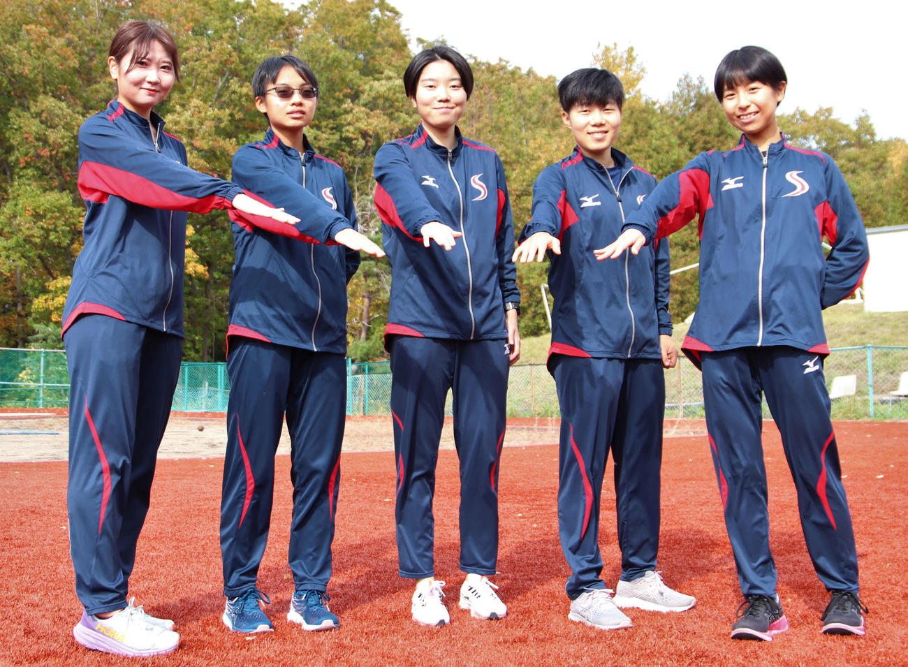 全日本大学女子駅伝で上位進出を狙う札幌国際大の左から浜田、張、矢田目主将、黒川、大西（撮影・山崎純一）