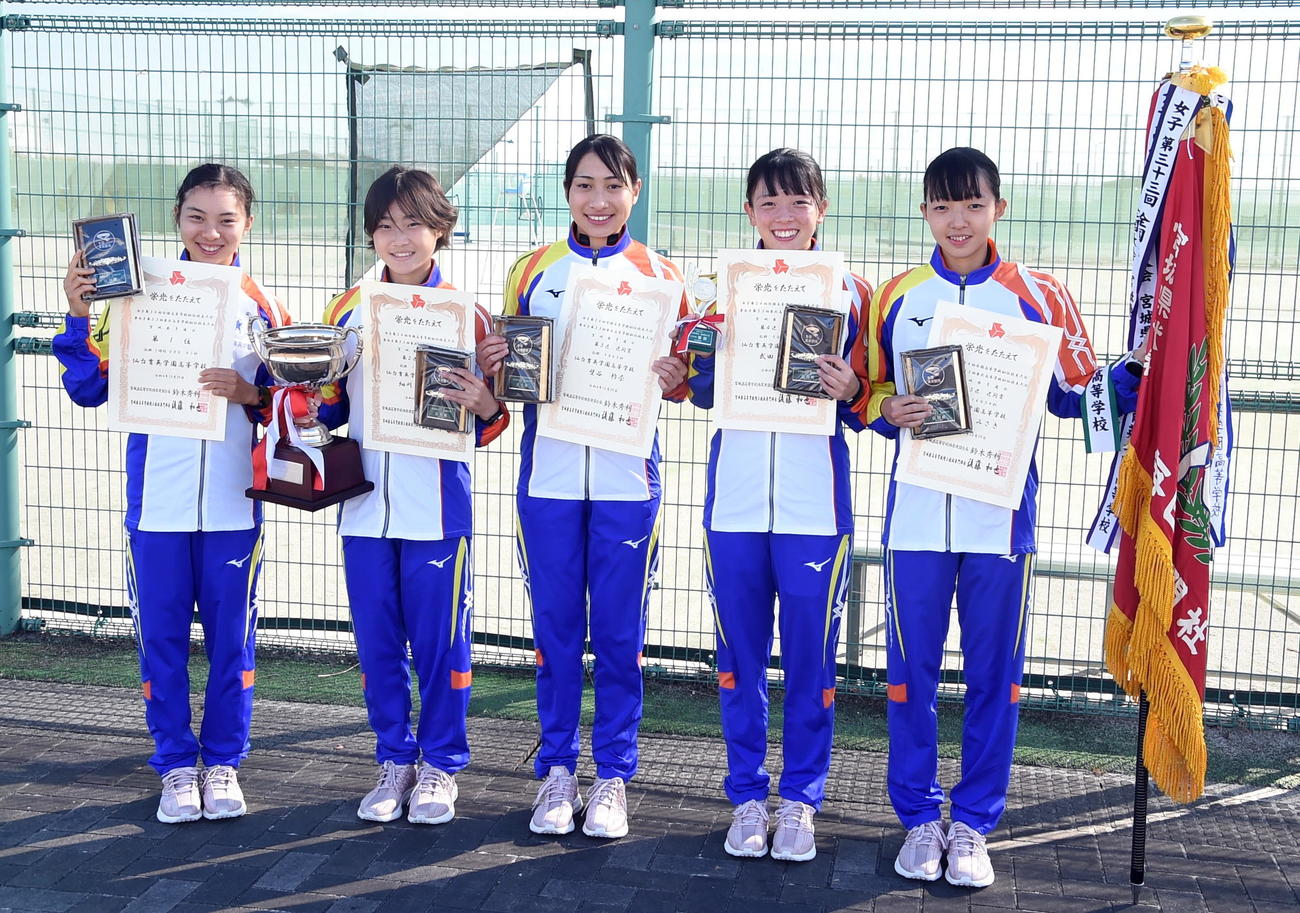 31連覇した仙台育英。左から1区・杉森、2区・細川、3区・壁谷、4区・武田、5区・長岡